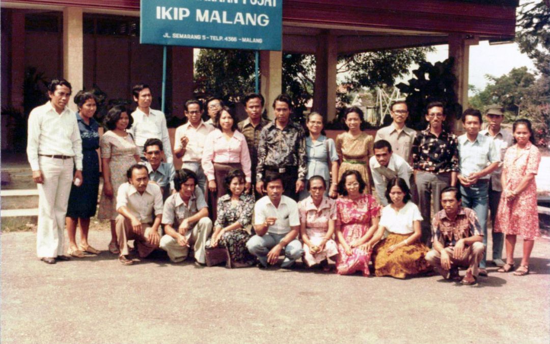 Foto Bersama Pegawai Perpustakaan di Gedung Perpustakaan Lama